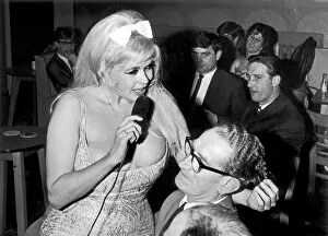 00489 Gallery: Jayne Mansfield singing in London club 1967