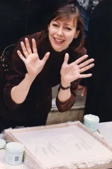 Images Dated 27th February 1992: Jenny Agutter preserving her hand prints in cement - 27 / 02 / 1992