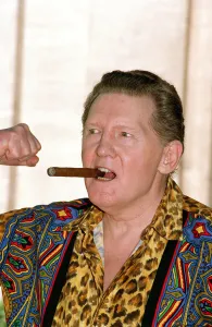 01429 Gallery: JERRY LEE LEWIS IN COLOURFUL SHIRT SMOKING A CIGAR 30 / 06 / 1993