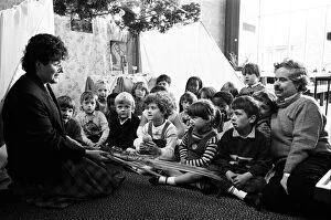 Images Dated 13th October 1986: Jewish faith lesson for Rawthorpe children. Pupils of Rawthorpe C of E Infants School