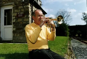 Jim Bowen TV Presenter Bullseye at home A©Mirrorpix Jim Bowen TV Presenter Bullseye at home A©Mirrorpix