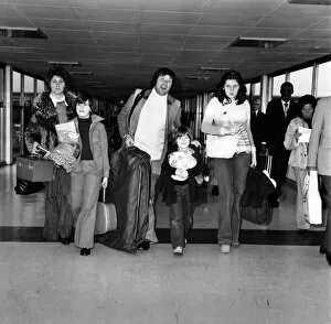 Jimmy Tarbuck and family. January 1975 75-00077