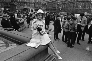 Jimmy Tarbuck signs autographs in Trafalgar Square, London while Miss Liverpool Maureen Jimmy Tarbuck signs autographs in Trafalgar Square, London while Miss Liverpool Maureen