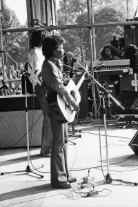 Mirror/1200to1299 01205/joan armatrading singer songwriter performs Mirror/1200to1299 01205/joan armatrading singer songwriter performs