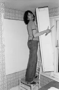 01083 Gallery: Joan Bakewell doing some DIY. May 1979