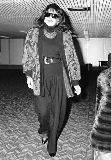 Images Dated 20th November 1988: Joan Collins actress starred in Dynasty arrives at Heathrow from Los Angeles