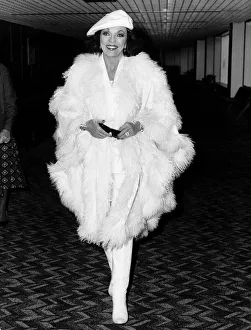Images Dated 27th January 1988: Joan Collins actress stars in Dynasty arrives at Heathrow, January 1988