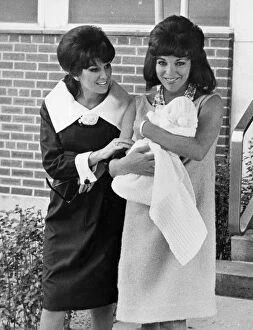 Joan Collins Gallery: Joan Collins carrying baby daughter Tara with her sister Jackie Collins - 18th October