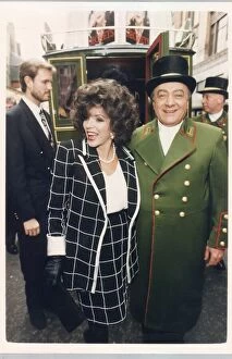 Joan Collins Gallery: JOAN COLLINS AND MOHAMMED AL FAYED OUTSIDE HARRODS 22 / 07 / 1999