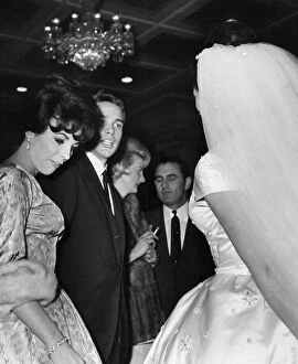 Joan Collins Gallery: Joan Collins and Warren Beatty talking to Jackie Collins at her wedding - December 1960