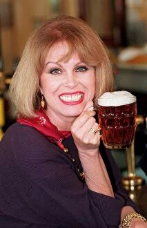 Images Dated 18th October 1995: Joanna Lumley swops the bolly for a pint today to launch a new pub guide
