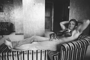 Images Dated 1st July 1975: Joe Bugner v. Muhammad Ali in Kuala Lumpar. Bugner relaxes in his hotel after