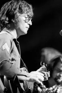 Images Dated 30th August 1972: John Lennon and Yoko Ono in charity concert in New York. August 1972 72-8526-015