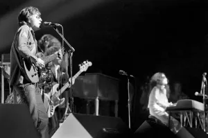 Images Dated 30th August 1972: John Lennon and Yoko Ono in charity concert in New York. August 1972 72-8526