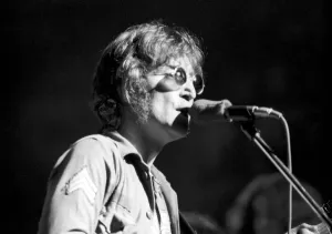 Images Dated 30th August 1972: John Lennon and Yoko Ono in charity concert in New York. August 1972 72-8526-008