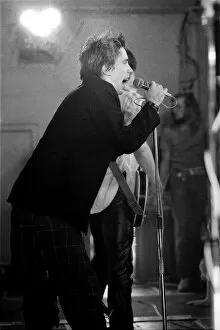 Images Dated 11th December 1977: Johnny Rotten- lead singer with the Sex Pistols performing in Holland, 11 / 12 / 1977
