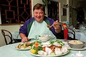 Images Dated 7th May 1998: Jonathan Coleman Radio / TV Presenter May 98 Eating chinese food in the Singapore