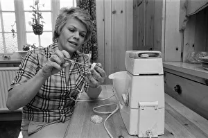 01083 Gallery: Judith Chalmers doing some DIY. May 1979