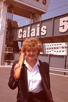 JULIA MCKENZIE IN CALAIS WITH A BAGUETTE 21/06/1989 JULIA MCKENZIE IN CALAIS WITH A BAGUETTE 21/06/1989