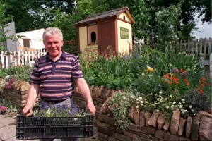 JULIAN DOWLE GARDEN DESIGNER AT THE CHELSEA FLOWER SHOW - 1994 19/05/1994 JULIAN DOWLE GARDEN DESIGNER AT THE CHELSEA FLOWER SHOW - 1994 19/05/1994
