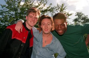JULIAN LENNON WITH TOP OF THE POPS PRESENTERS TONY DORTIE AND MARK FRANKLIN JULIAN LENNON WITH TOP OF THE POPS PRESENTERS TONY DORTIE AND MARK FRANKLIN