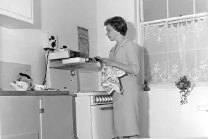 01429 Gallery: JULIE ANDREWS (ACTRESS) PICTURED IN HER KITCHEN, 1958 01 / 01 / 1958