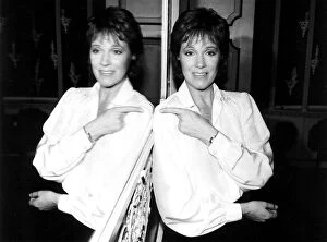 Images Dated 10th February 1986: Julie Andrews Actress and Singer at London Airport LAP pointing at her reflection in