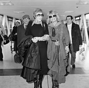 Images Dated 28th February 1978: Julie Andrews and Dyan Cannon flew into Heathrow together after a chance meeting aboard a
