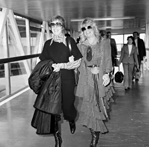 Images Dated 28th February 1978: Julie Andrews and Dyan Cannon flew into Heathrow together after a chance meeting aboard a