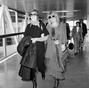 Images Dated 28th February 1978: Julie Andrews and Dyan Cannon flew into Heathrow together after a chance meeting aboard a