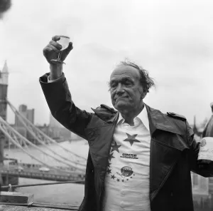 00511 Gallery: Karl Wallenda, Tightrope Walker, crosses 100ft above the ground, near Tower Bridge