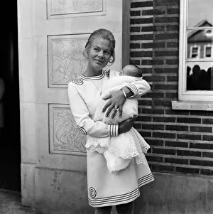 Images Dated 31st July 1970: Katharine, Duchess of Kent leaving Kings College Hospital n Denmark Hill, London