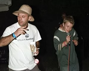 Images Dated 27th June 1999: Keith Allen and son Alfie Allen singing Kareoke June 1999 at the Glastonbury