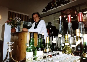 Keith Floyd TV Cook Presenter and Chef look out over a restaurant from behind the bar Keith Floyd TV Cook Presenter and Chef look out over a restaurant from behind the bar