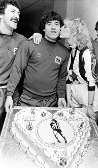 Images Dated 14th February 1983: Kevin Keegan gets his birthday kiss from Julie Parkinson watched by team mate Terry