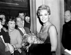 00876 Gallery: Kim Novak attends the premiere of the Middle of the Night. June 1959