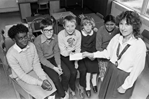 00714 Gallery: Kirklees junior chamber of commerce president Mrs Margaret Burnley presents a £