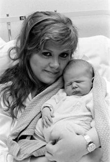 Images Dated 20th February 1985: Kirsty MacColl - Feb 1985 and her newly born baby