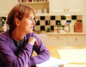Images Dated 7th October 1999: Kirsty Wark October 1999 TV Presenter at home in her kitchen