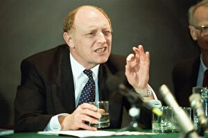 Images Dated 25th March 1992: Labour leader Neil Kinnock speaking in the run-up to the 1992 election, Cambridge