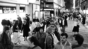 Late night shoppers, Liverpool City Centre, 15th December 1988 Late night shoppers, Liverpool City Centre, 15th December 1988