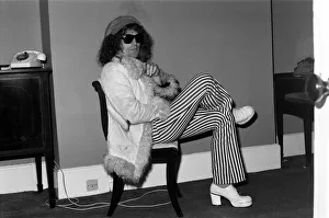 Lead singer of Mott the Hoople, Ian Hunter. 9th November 1973 Lead singer of Mott the Hoople, Ian Hunter. 9th November 1973