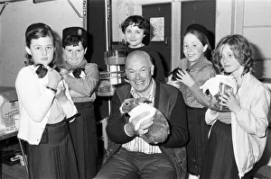 Learning to look after pets are the Guides from the 7th Mirfield unit with Mr Rex Burton Learning to look after pets are the Guides from the 7th Mirfield unit with Mr Rex Burton