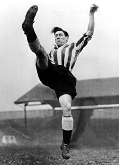 00244 Gallery: Len Shackleton of Sunderland in action. 28th December 1946