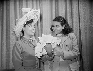Lena Horne American singer in London with her daughter Gail DM 29/6/1950 Lena Horne American singer in London with her daughter Gail DM 29/6/1950