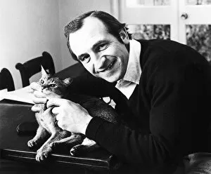 Images Dated 18th February 1978: Leonard Rossiter with a cat - February 1978 DBASE MSI