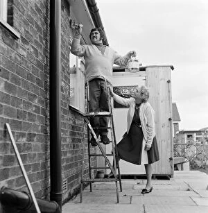 Images Dated 1st January 1972: Les Dawson lends a hand at his mother-in-laws house in Unsworth, near Bury