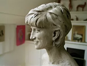 Images Dated 3rd August 1999: Lesley Proven with her sculpture of Princess Diana, August 1999