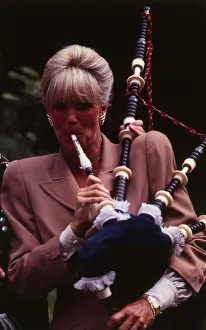 00192 Gallery: Linda Evans actress July 1985 playing bagpipes in Edinburgh