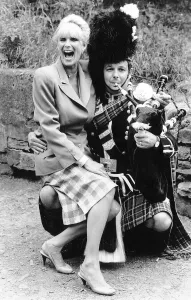 Linda Evans actress on a Pipers knee in Edinburgh July 1985 dbase Linda Evans actress on a Pipers knee in Edinburgh July 1985 dbase